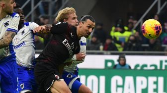 Striker AC Milan Zlatan Ibrahimovic menyundul bola saat menghadapi Sampdoria, di San Siro, Milan, Italia, Senin (6/1). [Miguel MEDINA / AFP]
