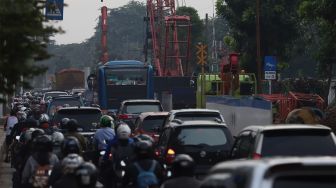 Sejumlah kendaraan terjebak kemacetan di Jalan Tanjung Barat, Jagakarsa, Jakarta Selatan, Selasa (7/1).  [Suara.com/Angga Budhiyanto]