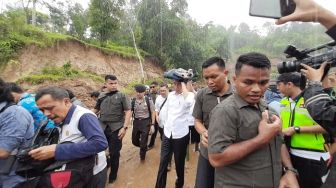 Pakai Sneakers, Jokowi Hujan-hujanan saat Kunjungi Korban Longsor di Bogor