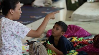 Pengungsi korban banjir masih bertahan di posko pengungsian Gelanggang Olahraga (GOR) Pengadegan, Pancoran, Jakarta Selatan, Selasa (7/1). [Suara.com/Angga Budhiyanto]