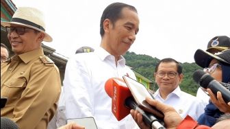 Ditanya soal Gugatan Korban Banjir ke Anies, Jokowi Cuma Senyum ke Jurnalis