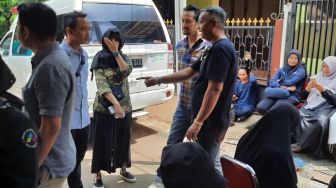 Ibunda Vino G Bastian Meninggal Dunia, Begini Suasana Rumah Duka