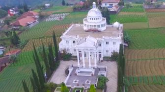 Heboh Gedung Putih Nan Megah Mirip Istana di Karanganyar, Milik Siapa?