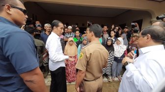 Momen Jokowi Hujan-hujanan saat Kunjungi Korban Longsor di Bogor