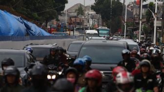 Sejumlah kendaraan terjebak kemacetan di Jalan Tanjung Barat, Jagakarsa, Jakarta Selatan, Selasa (7/1).  [Suara.com/Angga Budhiyanto]