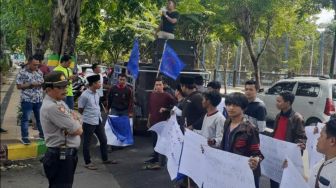 Turun Jalan, Prahara Tolak Fattah Jasin Sebagai Kepala Bakorwil Pamekasan