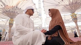 Umrah, Guntur Triyoga dan Apristiyah Berdoa Punya Anak Kembar