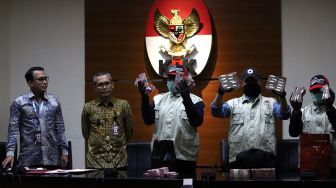 Penyidik KPK didampingi Juru Bicara KPK Ali Fikri (kiri) dan Wakil Ketua KPK Alexander Marwata (kedua kiri) menunjukkan barang bukti berupa uang dari hasil OTT Bupati Sidoarjo Saiful Ilah di Gedung KPK, Jakarta, Rabu (8/1/2020). [Suara.com / Angga Budhiyanto]