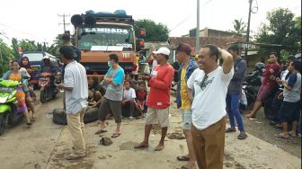 Kesal Selalu Jadi Langganan Banjir, Warga Blokir Jalan Nasional di Serang