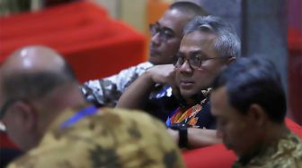 Ketua Komisi Pemilihan Umum (KPU) Arief Budiman (tengah) beserta komisioner KPU berada di Gedung KPK, Jakarta, Rabu (8/1). [Suara.com/Angga Budhiyanto]    