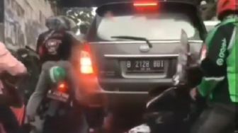 Mobil Avanza Dikejar Warga di Kemang Jakarta Selatan, Diduga Maling