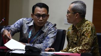 Juru Bicara KPK Ali Fikri (kiri) bersama Wakil Ketua KPK Alexander Marwata saat sesi keterangan pers OTT Bupati Sidoarjo Saiful Ilah di Gedung KPK, Jakarta, Rabu (8/1/2020). [Suara.com / Angga Budhiyanto]