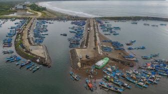 Foto udara sejumlah kapal nelayan bersandar di Pelabuhan Perikanan Cikidang, Kabupaten Pangandaran, Jawa Barat, Rabu (8/1). [ANTARA FOTO/Adeng Bustomi]