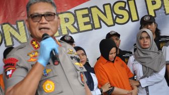 Kapolda Sumut Irjen Pol Martuani Sormin Siregar (kiri) menghadirkan istri korban pembunuhan yang menjadi tersangka Zuraida Hanum (kedua kanan) saat memaparkan kasus pembunuhan Hakim Pengadilan Negeri (PN) Medan Jamaluddin di Mapolda Sumatera Utara, Medan, Sumatera Utara, Rabu (8/1). [ANTARA FOTO/Septianda Perdana]