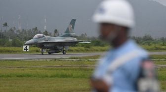 Pesawat Tempur F16 C milik skadron udara 16 wing udara 7 Lanud Roesmin Nurjadin - Pekanbaru, mendarat di Lanud Raden Sadjad, Natuna, Kepulauan Riau, Selasa (7/1). [ANTARA FOTO/M Risyal Hidayat]