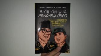 Soeharto Mengeliminasi Soekarno lewat Mikul Dhuwur Mendhem Jero