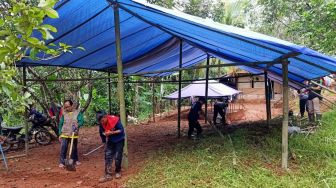 MA Care Bangun Madrasah Darurat di Sajira Lebak