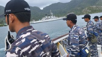 Prajurit KRI Usman Harun-359 melakukan peran parade lambung kanan saat meninggalkan Faslabuh Lanal Ranai, Selat Lampa, Natuna, Kepulauan Riau, Kamis (9/1/2020). 