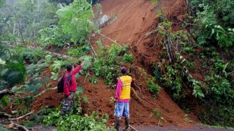 Jalur Provinsi Banjarnegara Lumpuh karena Longsor