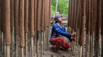 Proses pembentukan dan penjemuran hio yang dibuat dari kayu di Gang Gledek, Tangerang, Rabu (08/01).[Suara.com/Alfian Winanto]