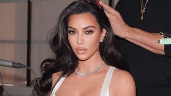 Gaya Kim Kardashian di NYFW Jadi Sorotan, Pakai Masker Menutupi Seluruh Wajah