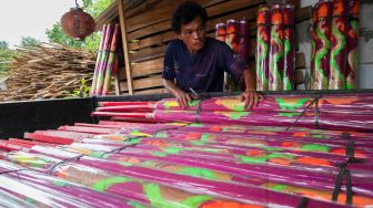 Hio atau dupa yang siap untuk dikirim ke Vihara dalam menyambut hari Raya Imlek di Gang Gledek, Tangerang, Rabu (08/01). [Suara.com/Alfian Winanto]