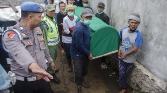 Warga membawa jenazah Lina Jubaedah mantan istri komedia Sule, untuk dipindahkan usai proses otopsi di Tempat pemakaman keluarga Sekelimus, Bandung, Jawa Barat, Kamis (9/1). [ANTARA FOTO/Novrian Arbi]