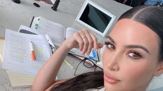 Wajahnya Ditutup Topeng, Kim Kardashian Tak Pakai Makeup di Met Gala 2021?