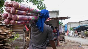 Hio yang sudah jadi dan siap dikirim ke vihara yang memesan di Gang Gledek, Tangerang, Rabu (08/01).[Suara.com/Alfian Winanto]
