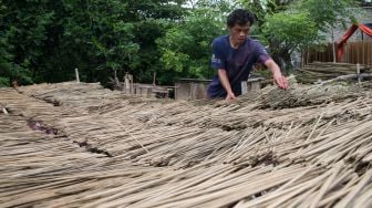 Hio atau dupa yang siap untuk dikirim ke Vihara dalam menyambut hari Raya Imlek di Gang Gledek, Tangerang, Rabu (08/01). [Suara.com/Alfian Winanto]