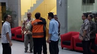 Ketemu di Lobi KPK, Imam Nahrawi Girang Pelukan dengan Pimpinan KPU