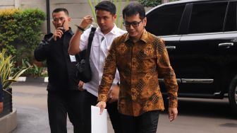 Menteri Pariwisata dan Ekonomi Kreatif Wishnutama Kusubandio tiba di gedung KPK untuk menyampaikan Laporan Harta Kekayaan Penyelenggara Negara (LHKPN) di Jakarta, Kamis (9/1). [Suara.com/Alfian Winanto]
