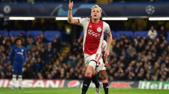 Kisah Unik Van de Beek, Dulu Dilatih Dennis Bergkamp, Kini Pacari Anaknya