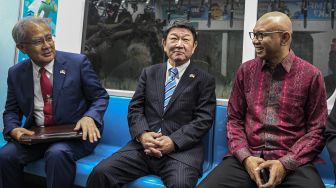 Menteri Luar Negeri Jepang Toshimitsu Motegi (tengah) berbincang bersama Direktur Utama PT MRT Jakarta William P Sabandar (kanan) dan Duta Besar Jepang untuk RI Masafumi Ishii (kiri) saat menumpang kereta MRT di Jakarta, Jumat (10/1). [ANTARA FOTO/Muhammad Adimaja]
