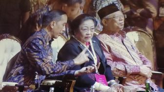 Jokowi dan Maruf Amin Hadir di Rakernas PDIP, Apit Megawati