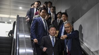 Menteri Luar Negeri Jepang Toshimitsu Motegi (kiri) berbincang dengan Duta Besar Jepang untuk RI Masafumi Ishii (kanan) saat melakukan kunjungan ke Stasiun MRT di Jakarta, Jumat (10/1). [ANTARA FOTO/Muhammad Adimaja]