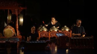 Seniman Perancis memainkan gamelan saat Presentasi Hasil Workshop Gamelan dan Tari Jawa di Studio Banjarmili, Kradenan, Gamping, Sleman, D.I Yogyakarta, Kamis (9/1). [ANTARA FOTO/Andreas Fitri Atmoko]