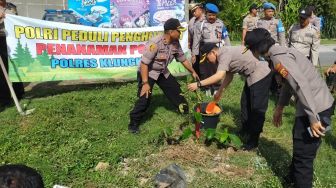 Cegah Abrasi, Kapolres Klungkung Ajak Warga Hijaukan Pesisir Pantai Lepang