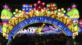 Pengunjung memadati Sriwijaya Lantern Festival di Palembang, Sumatera Selatan, Sabtu (11/1). [ANTARA FOTO/Nova Wahyudi]