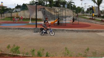 Warga beraktifitas di depan Alun-Alun Kota Depok,Depok, Jawa Barat, Sabtu (11/01). [Suara.com/Alfian Winanto]
