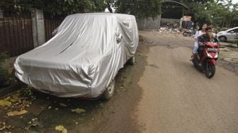 Sejumlah mobil terparkir dipinggir jalan di Pancoran Mas, Depok, Jawa Barat, Sabtu (11/1). [ANTARA FOTO/Asprilla Dwi Adha]