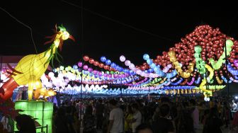 Pengunjung memadati Sriwijaya Lantern Festival di Palembang, Sumatera Selatan, Sabtu (11/1). [ANTARA FOTO/Nova Wahyudi]