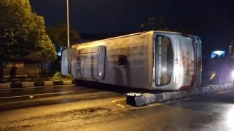 Kecelakaan di Ringroad Timur Bantul, Bus Mira Terguling dan Tutup Jalan