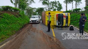 Sopir Ngantuk, Truk Pengangkut Sembako Terguling di Simpenan Sukabumi