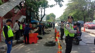 Cegah Amblas Melebar, Polisi Pasang Plat Baja di Jalan Daan Mogot