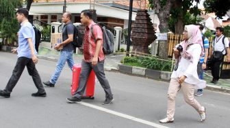 Penyidik Komisi Pemberantasan Korupsi (KPK) membawa sejumlah barang bukti seusai menggeledah rumah Bupati Sidoarjo, di Jawa Timur, Minggu (12/1). [ANTARA FOTO/Umarul Faruq]