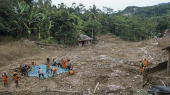 Anggota tim SAR gabungan melakukan pencarian korban tanah longsor dan banjir bandang yang masih belum ditemukan di Kampung Sinar Harapan, Desa Harkat Jaya, Kecamatan Sukajaya, Kabupaten Bogor, Jawa Barat, Sabtu (11/1). [ANTARA FOTO/Galih Pradipta]