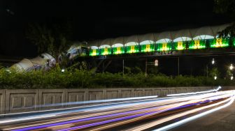 Suasana di jembatan penyeberangan orang (JPO) Pasar Minggu, Jakarta Selatan, Sabtu (11/1). [Suara.com/Alfian Winanto]