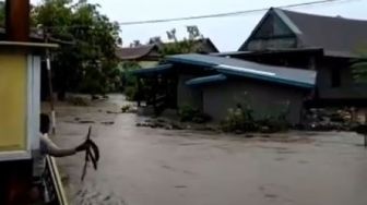 Detik-detik Dua Rumah di Soppeng Sulsel Terseret Arus Banjir