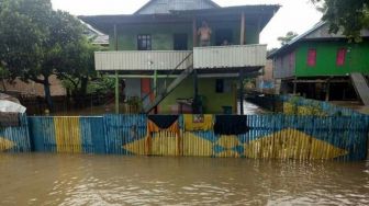 Agar Rumahnya Tak Hanyut, Warga Polewali Mandar Ikatkan Rumahnya di Pohon